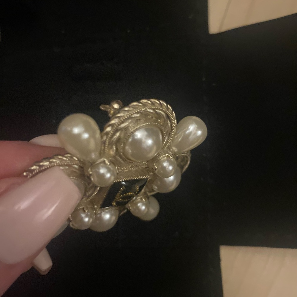 Vintage CHANEL 2018 Autumn Faux Pearl & Resin CC Logo Brooch Pin - Picture 4 of 13